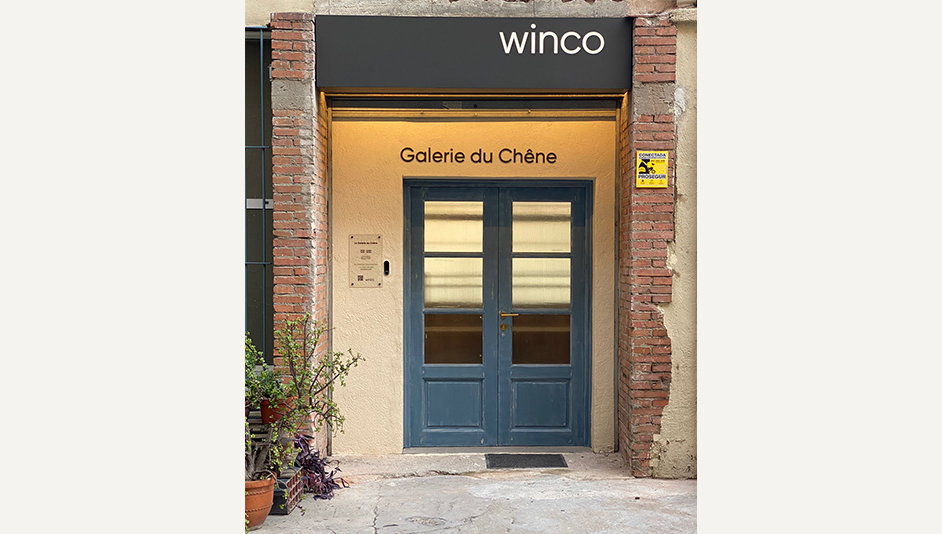 Aplicación de logotipo para WINco en la entrada de la Galerie du Chene